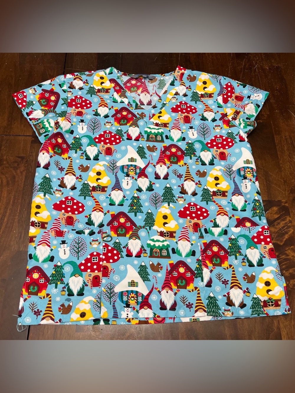 Serene Uniforms Gnome/Christmas Themed Scrub Top w/ Front Pockets Women’s Size S